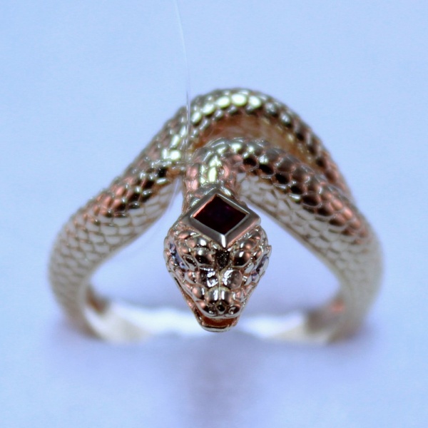 Кольцо из красного золота с рубином и бриллиантами